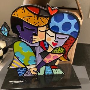 Romero Britto love statue